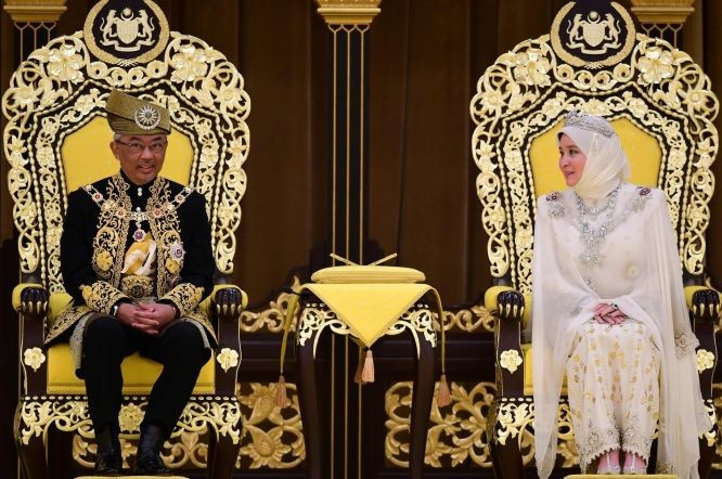 7月30日，在馬來西亞吉隆坡，馬來西亞第16任最高元首阿卜杜拉（左）出席登基儀式。（圖源：新華社）
