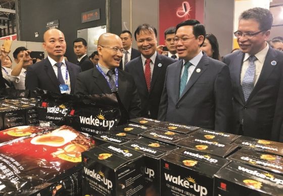 政府副總理王廷惠（右二）出席第十五屆中國-東盟博覽會並參觀越南咖啡展位。