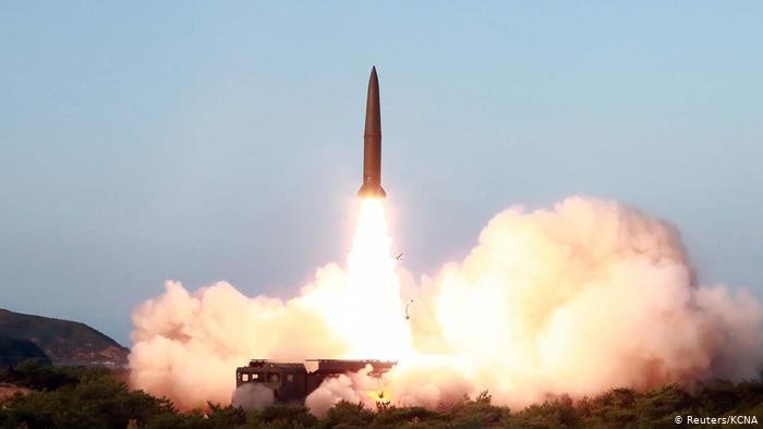 根據韓聯社，這次的導彈與朝鮮7月25日試射的兩枚新的短程彈道導彈不同。（圖源：路透社/KCNA）