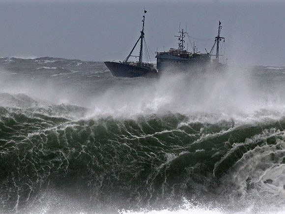 東海出現低氣壓區，陣風達8至9級，掀起2至4米高的海浪，海上波濤洶湧。（示意圖源：互聯網）