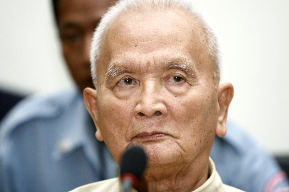 2008年，農謝在柬埔寨特別戰爭罪法庭出庭。（圖源：AP）