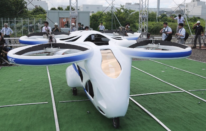 日本NEC公司向媒體公開了搭載人和物體在空中移動的“空中飛行汽車”樣機的懸浮試驗。（圖源：AP）