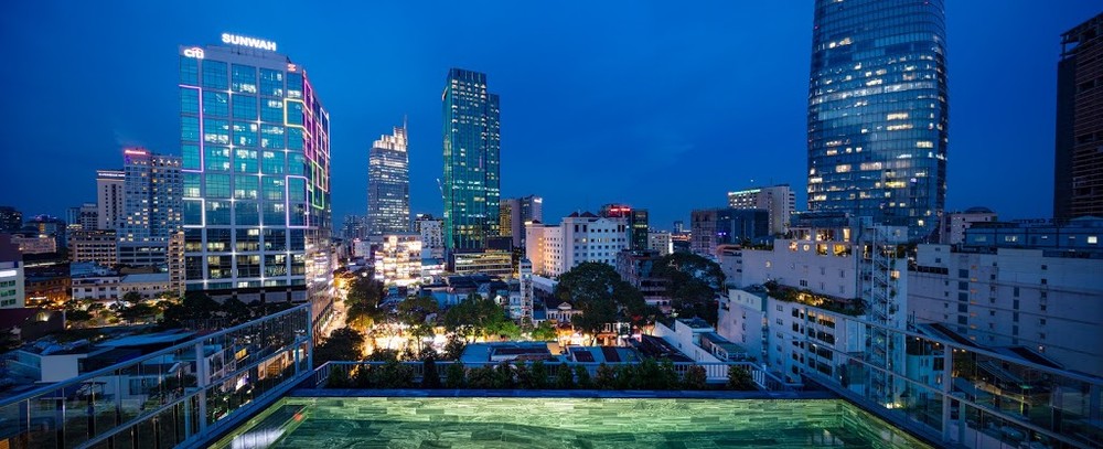 INNSiDE by Melía Saigon Central酒店頂層泳池可觀賞到本市美麗的夜景。