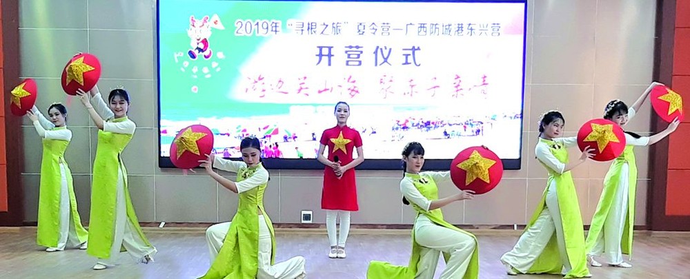 在開營儀式上，千華歌舞隊表演了多個歌舞節目助興。