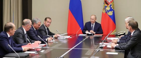 俄總統普京（中）與俄聯邦安全會議多位常務委員開會。（圖源：新華社）