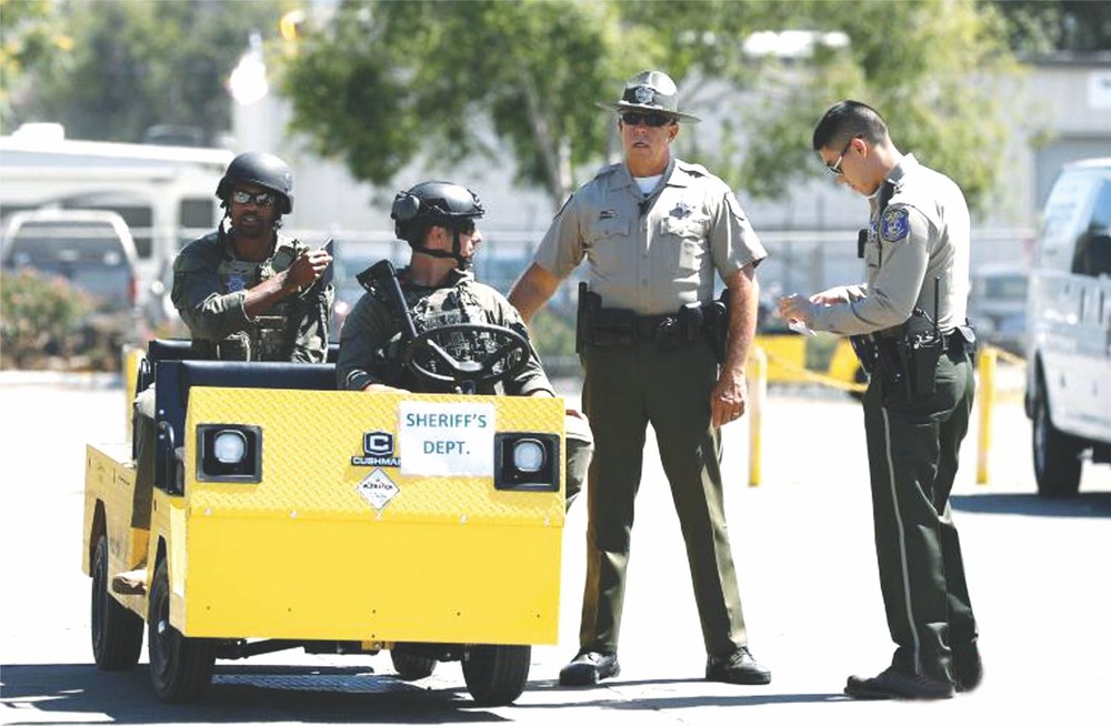 荷槍實彈的警員在美北加州聖克拉拉縣舉辦的集市上巡邏。（圖源：互聯網）