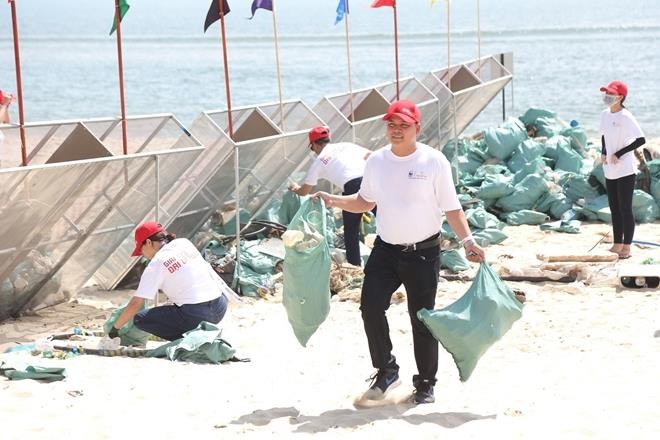志願隊員們在金蓮海灘清理垃圾。（圖源：春瓊）