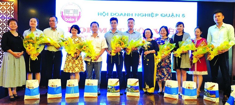 蘇慧蘭主席（左一）送花祝賀於7及8月份成立的會員企業。