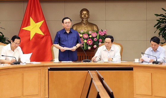 王廷惠副總理（左二）在會議上發表講話。（圖源：越通社）