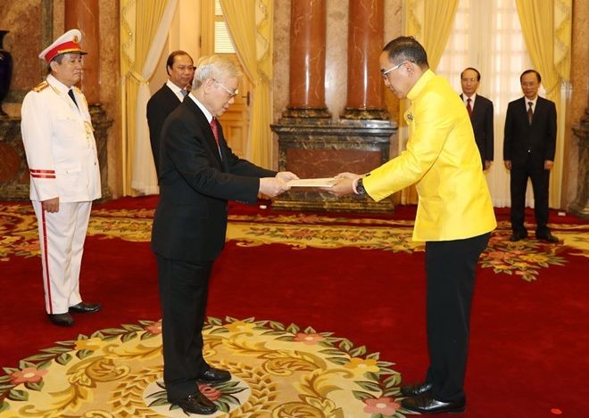 黨中央總書記、國家主席阮富仲（左）接受泰國王國特命全權大使塔尼‧桑加特遞交國書。（圖源：越通社）