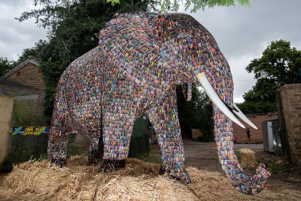 高約3米重2噸廢舊電池製作大象展出。（圖源：互聯網）