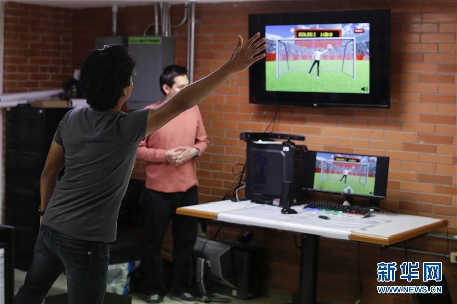 7月30日，在墨西哥首都墨西哥城，一名參與者測試虛擬現實​​遊戲。墨西哥國立自治大學科研團隊日前研發出多款基於虛擬現實技術的遊戲，可幫助上肢運動功能障礙患者開展神經康復治療。（圖源：新華社）