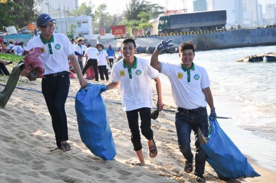 青年積極清理海灘垃圾。（圖源：V.T）