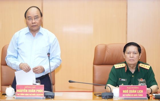 政府總理阮春福（左）在會議上發表講話。（圖源：光孝）