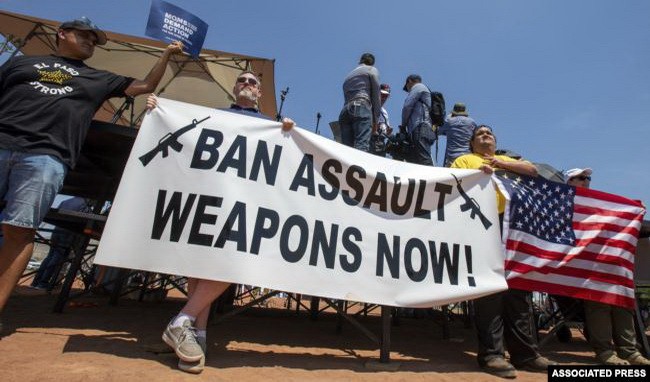 美國得克薩斯州埃爾帕索發生槍擊事件後，示威者舉著橫幅要求槍支管控。（圖源：AP）