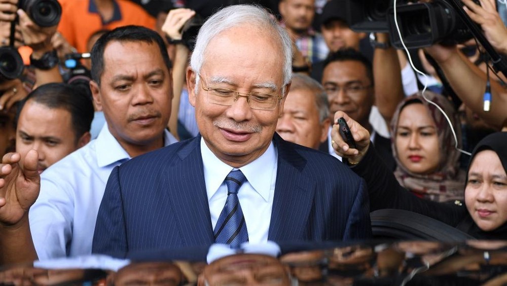 馬來西亞前首相納吉和他的親信疑似涉入的一馬發展公司侵吞資金醜聞，至少在6個國家遭到貪污和洗錢調查。（圖源：AFP）