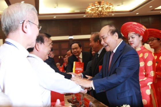 阮春福總理與宗教神職、人士模範親切握手，互致問候。（圖源：長中）