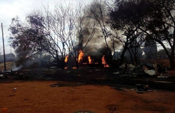 這是8月10日在坦桑尼亞莫羅戈羅省拍攝的油罐車爆炸現場。（圖源：新華社）