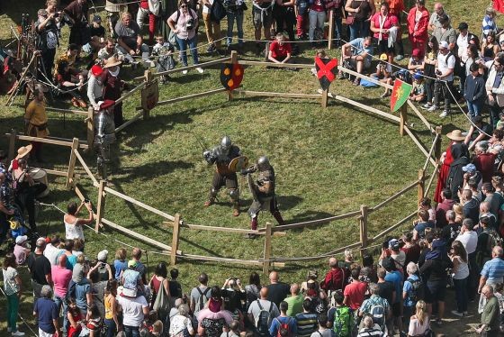 8月10日，在比利時布永，遊客在中世紀風情節上觀看武士格鬥。（圖源：新華社）