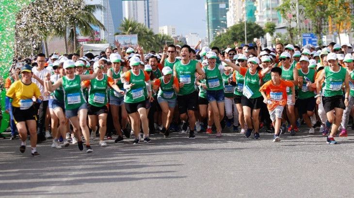 2019年峴港國際馬拉松比賽出發時的氣氛充滿活力。（圖源：民智）