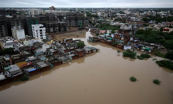 印度接連受旱災、洪災侵襲，造成嚴重財產損失。圖為西部城市阿米達吧的景象。（圖源：路透社）