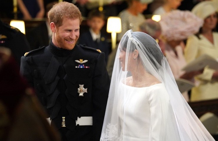 新娘梅根與哈里王子攜手等候婚禮開始。 （圖源：路透社）