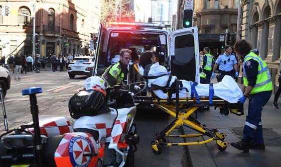 警察送傷者上急救車。（圖源：EFE）