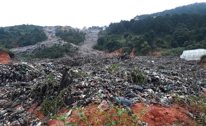 甘莉丘頂垃圾場的數百噸垃圾坍塌滑下山谷，將底下許多農作物掩埋。（圖源：林園）