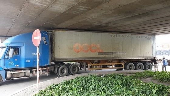 集裝箱車卡在安霜高架橋底現場。（圖源：PLO）