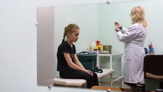 在2019年2月21日拍攝的這張照片中，一名護士準備麻疹疫苗，為烏克蘭西部城市利沃夫附近Lapaivka村的一名女孩接種疫苗。（圖源：AFP）