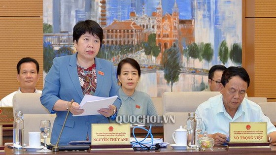 國會社會問題委員會主任阮翠英（前左）在會議上闡述報告。（圖源：Quochoi.vn）