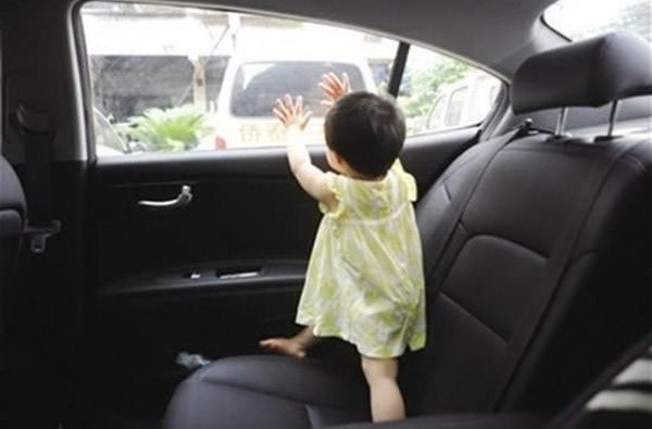 千萬別把小朋友單獨留在汽車內！（示意圖源：互聯網）