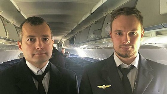 烏拉爾航空A321航班機長（左）和副駕駛被授予‘俄羅斯英雄’稱號。（圖源：Ural Airlines）