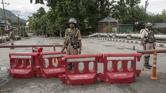 在印控克什米爾首府斯利那加，印度士兵在街頭檢查站執勤。（圖源：新華社）