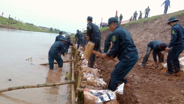 志願隊員緊急出動修復堤壩。（圖源：PV）