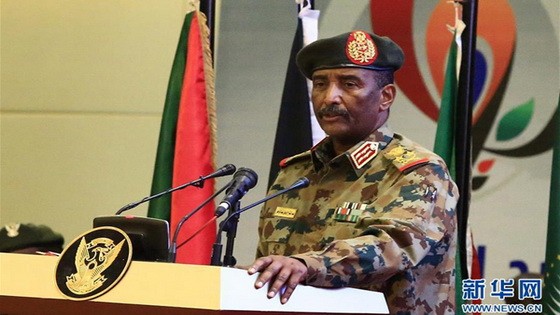 8月17日，在蘇丹喀土穆，蘇丹過渡軍事委員會主席阿卜杜勒·法塔赫·布爾漢在簽字儀式上發表講話。（圖源：新華社）