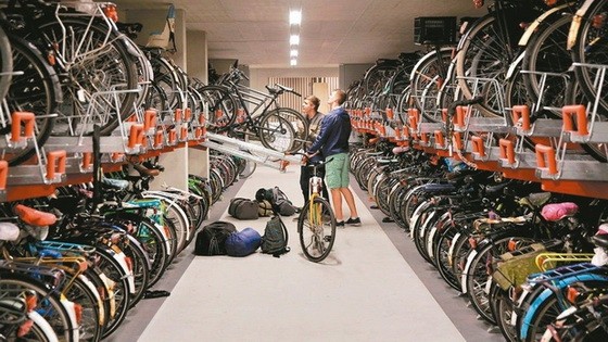 烏特勒支市中央車站的腳踏車停車場完成擴建並於19日開放，可停放12,656輛腳踏車，規模世界最大。（圖源：互聯網）
