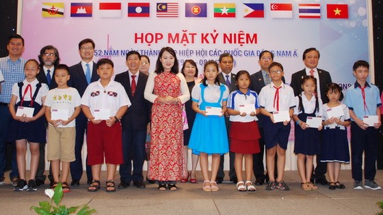 市越南東盟友好協會向舊邑和平盛郡共45名學生頒發助學金。