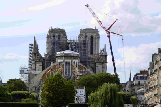 巴黎聖母院屋頂和塔尖被燒毀。