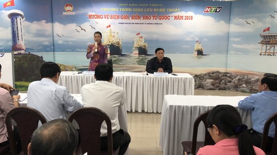 市越南祖國陣線委員會副主席趙麗慶正在 介紹“為故鄉海島-為祖國前線”基金。