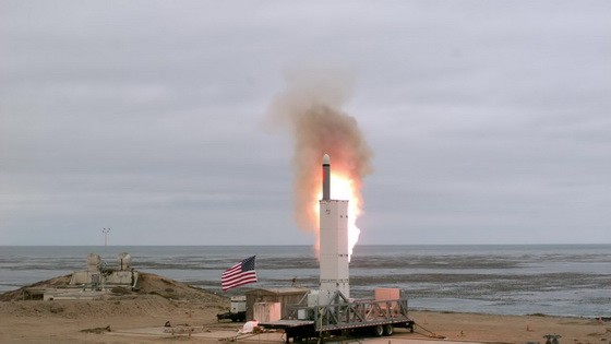 美國國防部當地時間19日下午在加州洛杉磯外海聖尼古拉斯島，試射一枚陸基巡航導彈。（圖源：法新社）