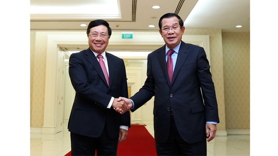 政府副總理、外交部長范平明（左）禮節性拜訪柬埔寨首相洪森。（圖源：越通社）