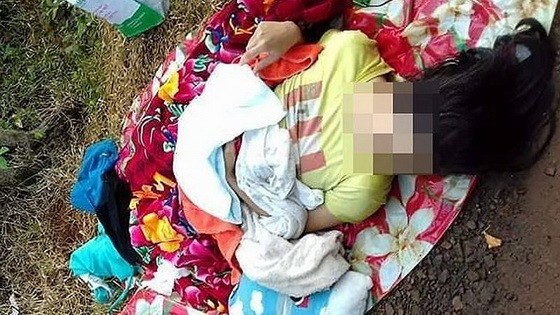 臨盆孕婦韋氏燕遭司機途中遺棄，躺在地面上。（圖源：T.Quyên）