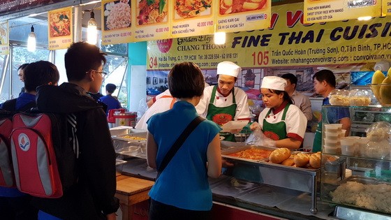 顧客排隊購買泰國美食。