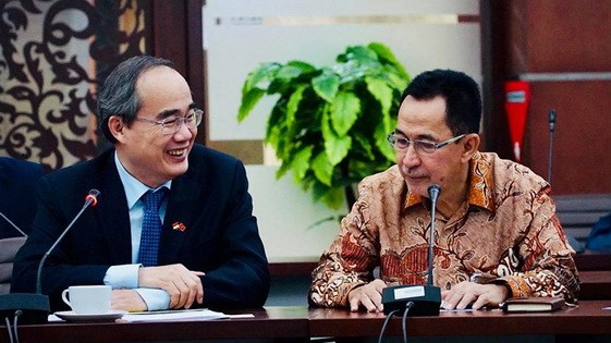市委書記阮善仁（左）與印尼大學領導交談。（圖源：越華）