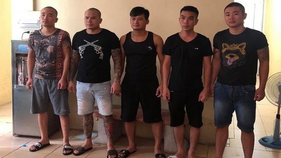 被起訴的杜文光（左二）及其4名團夥。（圖源：警方提供）
