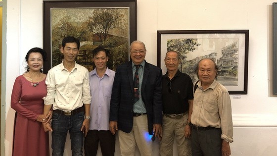 華人畫家與市美術協會主席淵輝(右三)合照。