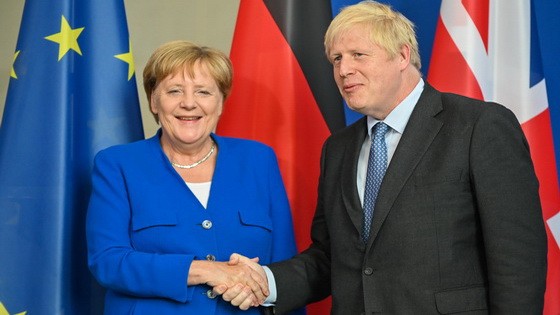 德總理（左）與英首相出席聯合記者會後握手。（圖源：新華社）