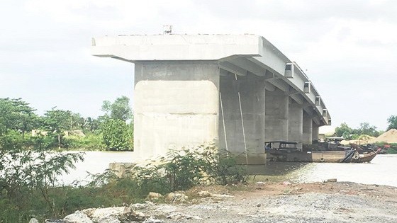 隆大橋工程因受場地清拆影響而停滯不前。