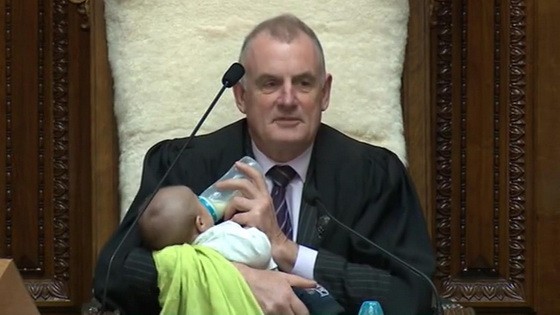 新西蘭議長馬拉德在辯論會上懷抱著嬰兒餵奶。 （圖源：Getty Images）